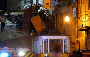Εθνικό πένθος στην Πορτογαλία μετά τον φονικό εκτροχιασμό τελεφερίκ στη Λισαβόνα – «Ήταν εκτός ελέγχου, χωρίς φρένα» λένε μάρτυρες