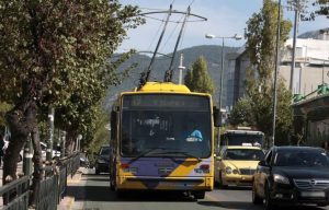 Δύο άνδρες επιτέθηκαν σε οδηγό τρόλεϊ στον Πειραιά – Στο νοσοκομείο ο 50χρονος