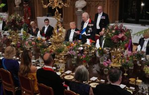 Ο Κάρολος παρέθεσε δείπνο προς τιμήν του προεδρικού ζεύγους των ΗΠΑ – Ειδική μνεία στην προσήλωση του Τραμπ στη διευθέτηση συγκρούσεων ανά τον κόσμο