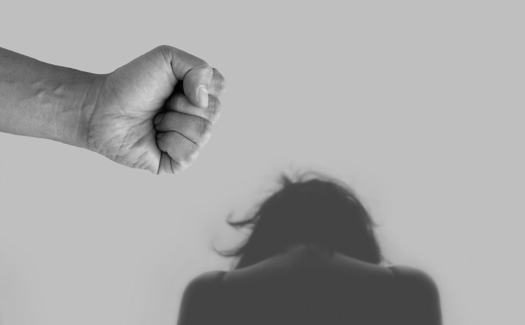 Σάλος με στέλεχος των Ενόπλων Δυνάμεων που κατηγορείται για ενδοοικογενειακή βία - Οι «μπράβοι» και η δικαστική διαμάχη