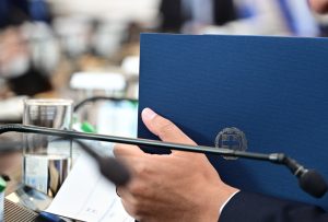 Υπουργός «αδειάζει» υπουργό!