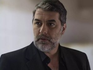 Συνελήφθη ο Βασίλης Μπισμπίκης – Προκάλεσε ζημιές σε 10 σταθμευμένα αυτοκίνητα στη Φιλοθέη και εγκατέλειψε το σημείο