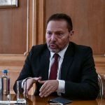 Στουρνάρας: Δεν υπάρχει λεφτόδεντρο – Θα χρεοκοπήσουμε αν αυξήσουμε μισθούς χωρίς αντίκρισμα παραγωγικότητας