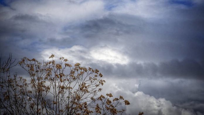 Νεφώσεις, τοπικές βροχές και χαμηλή θερμοκρασία