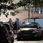 Έκρηξη σε νυχτερινό κέντρο στη Μιχαλακοπούλου: Οι κάμερες ασφαλείας έχουν καταγράψει έναν μαυροντυμένο άνδρα να πετάει μια χαρτοσακούλα