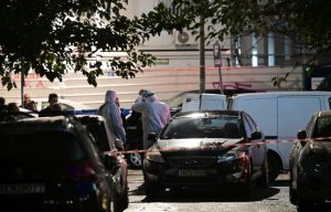 Έκρηξη σε νυχτερινό κέντρο στη Μιχαλακοπούλου: Οι κάμερες ασφαλείας έχουν καταγράψει έναν μαυροντυμένο άνδρα να πετάει μια χαρτοσακούλα