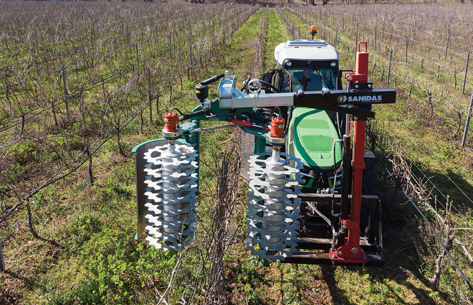Η πλήρης γκάμα εξοπλισμού της Sanidas λύνει τα χέρια των αμπελουργών - Profi