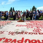 Σύνταγμα: Στα ονόματα των 57 νεκρών αφήνουν λουλούδια συγγενείς των θυμάτων