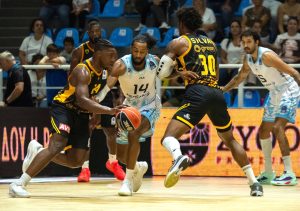 Η ΑΕΚ έκανε τα εύκολα δύσκολα στη Ρόδο, 87-85 τον Κολοσσό