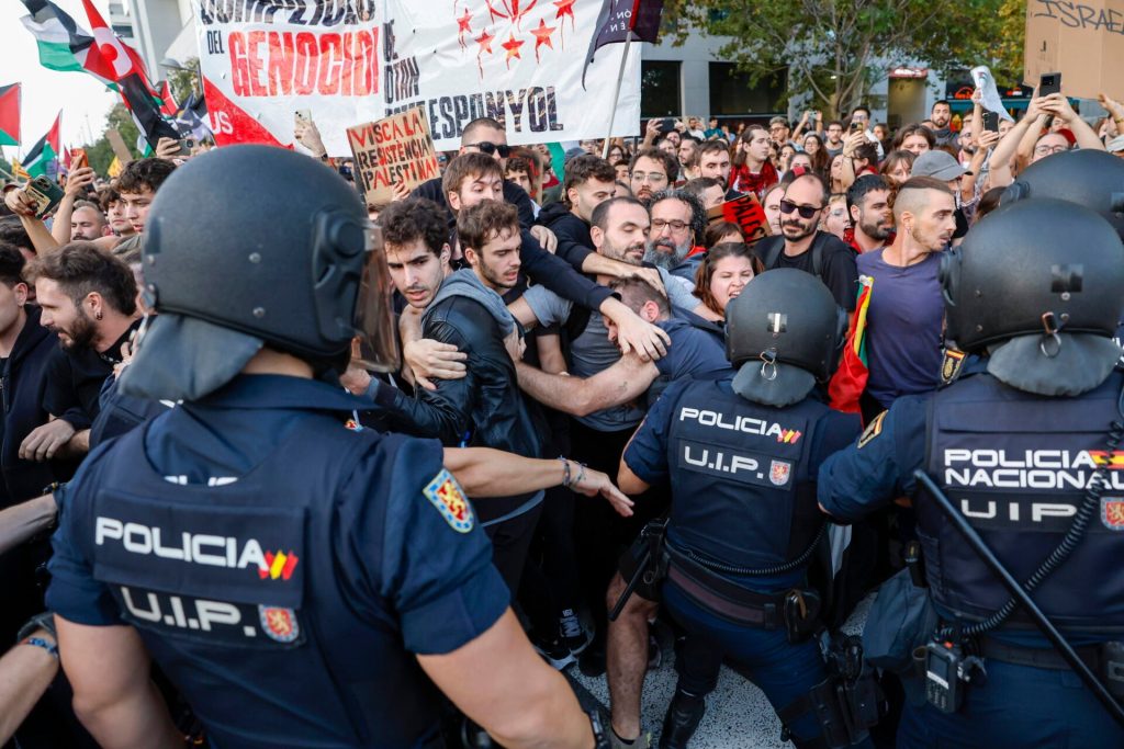 Άγριο ξύλο από την ισπανική αστυνομία στη Βαλένθια σε αγώνα… κεκλεισμένων των θυρών!