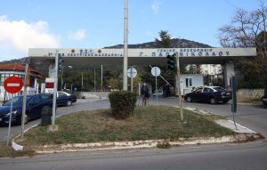 Σε κρίσιμη κατάσταση 18χρονη που έπεσε από μπαλκόνι στην Θεσσαλονίκη