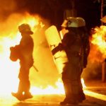 Κουκουλοφόροι πέταξαν μολότοφ και πέτρες σε διμοιρία ΜΑΤ, επί της οδού Χαριλάου Τρικούπη – 13 προσαγωγές