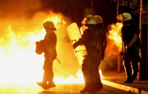 Κουκουλοφόροι πέταξαν μολότοφ και πέτρες σε διμοιρία ΜΑΤ, επί της οδού Χαριλάου Τρικούπη – 13 προσαγωγές