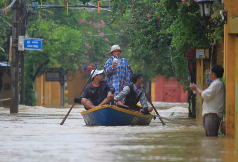 Φονικές πλημμύρες στο Βιετνάμ: Τουλάχιστον 13 νεκροί και 11 αγνοούμενοι