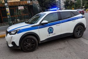 Απίστευτο βίντεο στο Παγκράτι – Γυναίκα σκάει λάστιχα και φεύγει