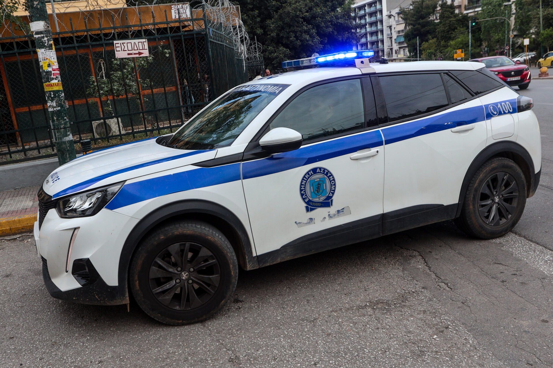 Απίστευτο βίντεο στο Παγκράτι – Γυναίκα σκάει λάστιχα και φεύγει