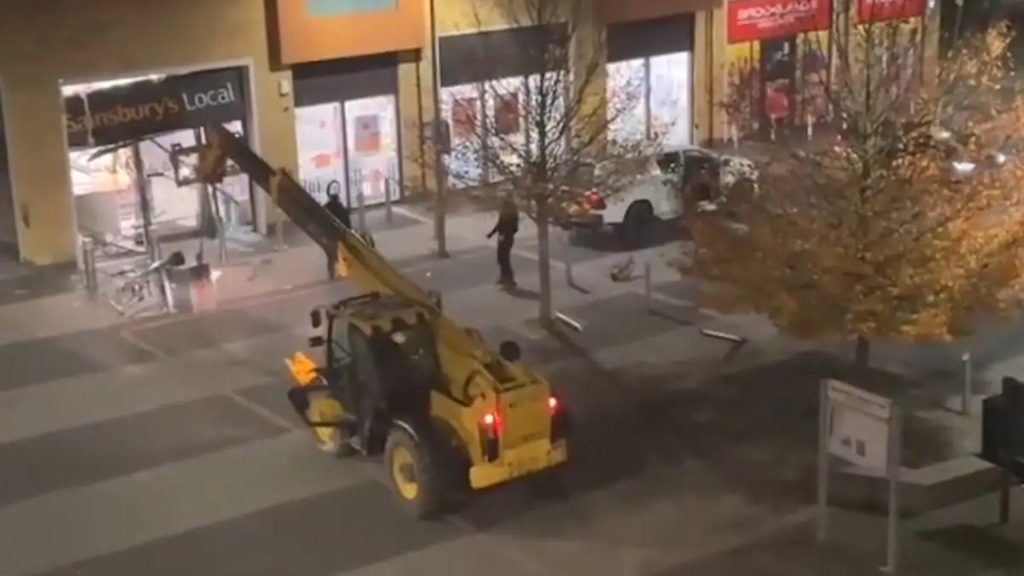 Μυθική ληστεία στην Αγγλία: Σήκωσαν ΑΤΜ με εκσκαφέα και έγιναν καπνός