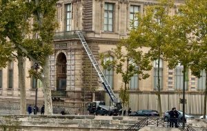 Ληστεία στο Λούβρο: Συνελήφθησαν δύο ύποπτοι – Δυσαρεστημένη η εισαγγελέας του Παρισιού για τη διαρροή της πληροφορίας