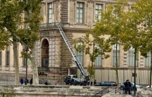 Πώς έγινε η κινηματογραφική ληστεία στο Λούβρο: Αυτά είναι τα κοσμήματα που άρπαξαν οι δράστες – «Θα ξαναβρούμε τα έργα» υπόσχεται ο Μακρόν