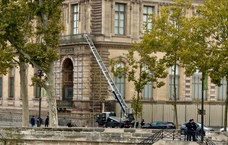 Πώς έγινε η κινηματογραφική ληστεία στο Λούβρο: Αυτά είναι τα κοσμήματα που άρπαξαν οι δράστες – «Θα ξαναβρούμε τα έργα» υπόσχεται ο Μακρόν