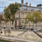 Ληστεία στο Λούβρο: Την προσαγωγή άλλων πέντε υπόπτων, ανακοίνωσαν οι αστυνομικές αρχές του Παρισιού – Ο ένας φέρεται να ήταν παρών στο ριφιφί