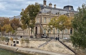 Ληστεία στο Λούβρο: Την προσαγωγή άλλων πέντε υπόπτων, ανακοίνωσαν οι αστυνομικές αρχές του Παρισιού – Ο ένας φέρεται να ήταν παρών στο ριφιφί