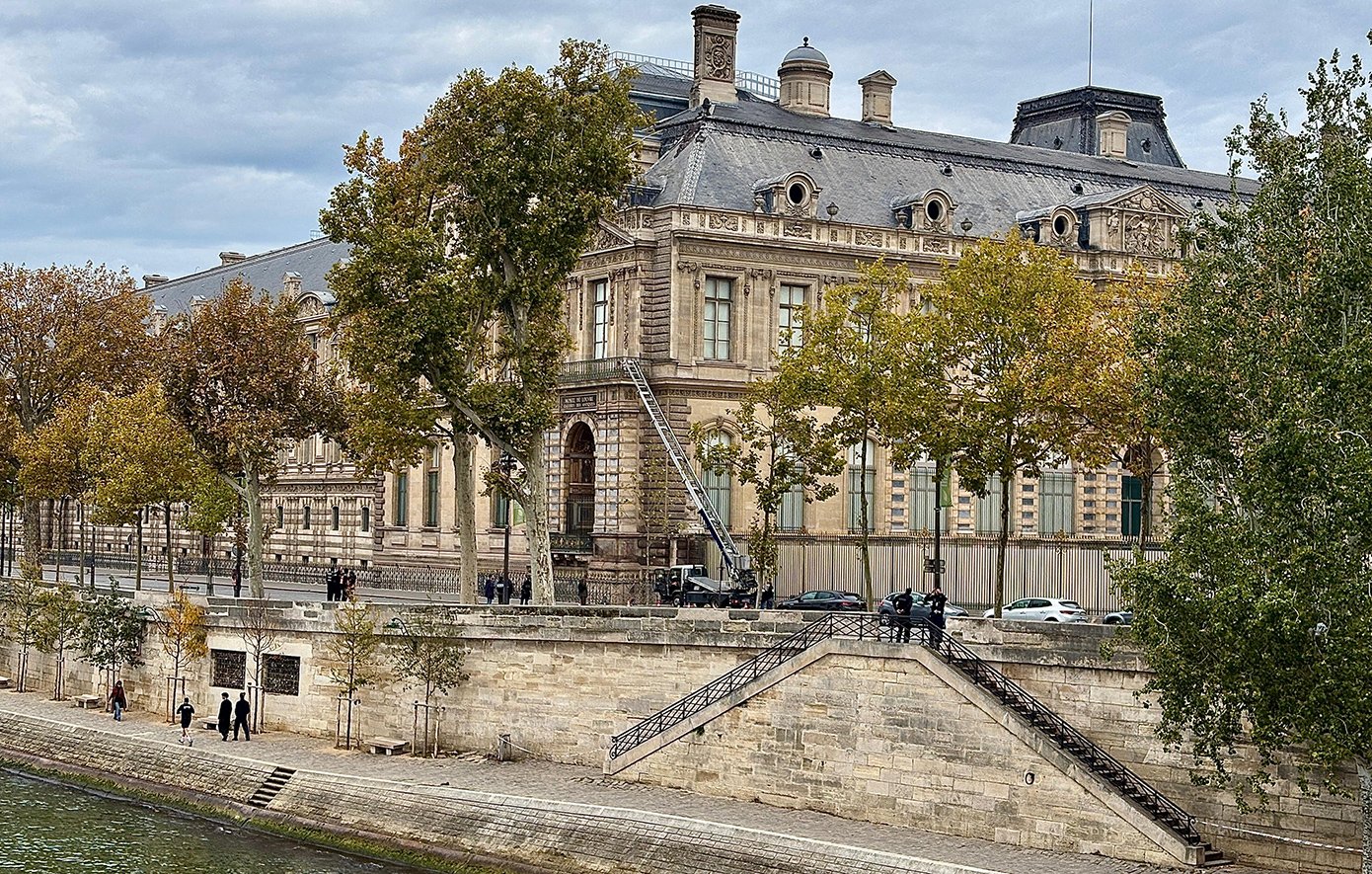 Ληστεία στο Λούβρο: Την προσαγωγή άλλων πέντε υπόπτων, ανακοίνωσαν οι αστυνομικές αρχές του Παρισιού – Ο ένας φέρεται να ήταν παρών στο ριφιφί