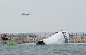 Αεροσκάφος βγήκε από διάδρομο στο Χονγκ Κονγκ και έπεσε στη θάλασσα