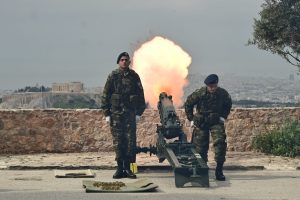 Νωρίς το πρωί οι κανονιοβολισμοί από τον Λυκαβηττό