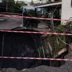 Αγρίνιο: Το έδαφος άνοιξε και δημιουργήθηκε κρατήρας ανάμεσα στα σπίτια