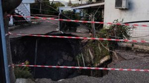 Αγρίνιο: Το έδαφος άνοιξε και δημιουργήθηκε κρατήρας ανάμεσα στα σπίτια