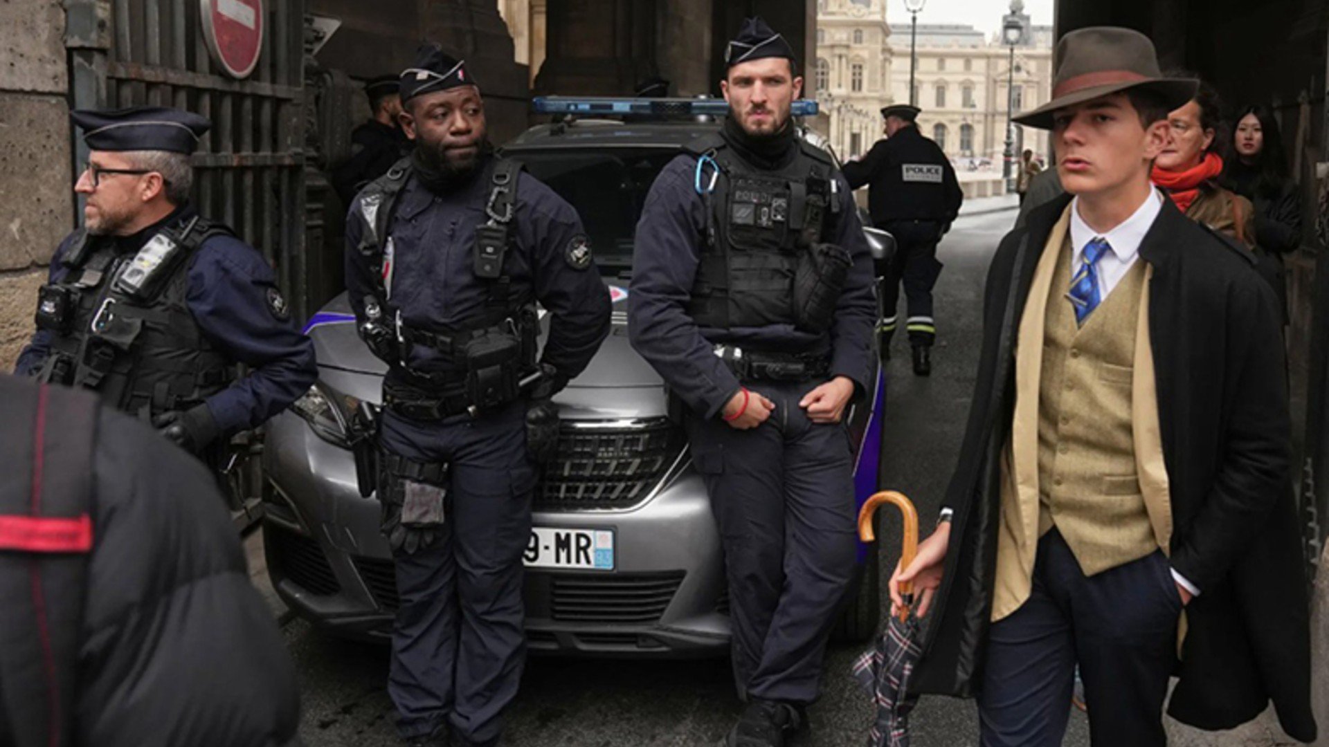 Λούβρο: Θρίλερ με την εμφάνιση ενός αψεγάδιαστου άνδρα λίγο μετά την ληστεία