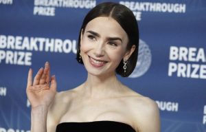 Η Λίλι Κόλινς γίνεται η Polly Pocket