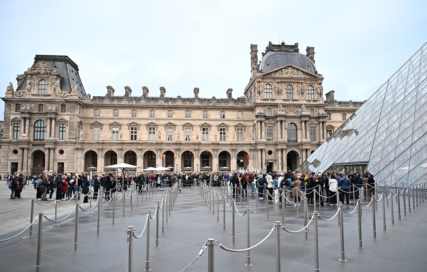Το Λούβρο μετέφερε κοσμήματα στην Τράπεζα της Γαλλίας μετά τη διάρρηξη στο μουσείο