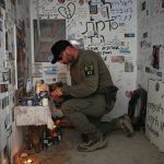 Δύο χρόνια μετά την φονική επίθεση της Χαμάς: Ισραηλινοί αποτίουν φόρο τιμής στα θύματα της 7ης Οκτωβρίου 2023