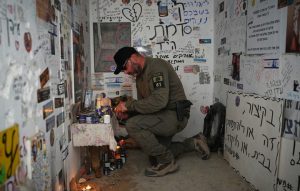 Δύο χρόνια μετά την φονική επίθεση της Χαμάς: Ισραηλινοί αποτίουν φόρο τιμής στα θύματα της 7ης Οκτωβρίου 2023