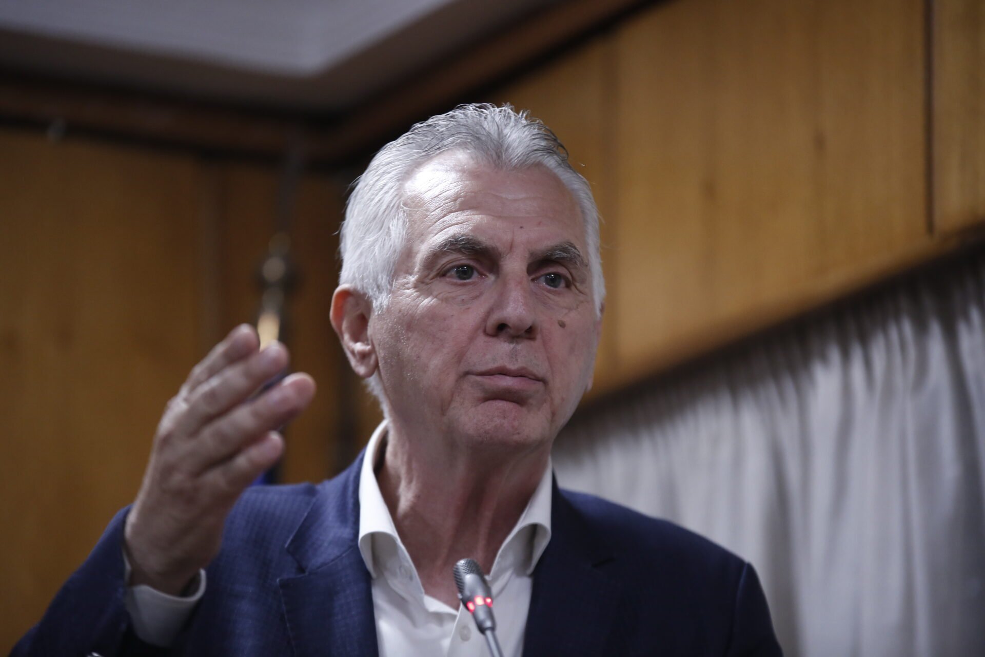 Παχατουρίδης υπό βροχή στην Ευελπίδων για Μπέτση