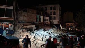 Αγωνία στην Τουρκία: Ξενύχτι φόβου μετά τον σεισμό των 6,1 Ρίχτερ - 22 τραυματίες