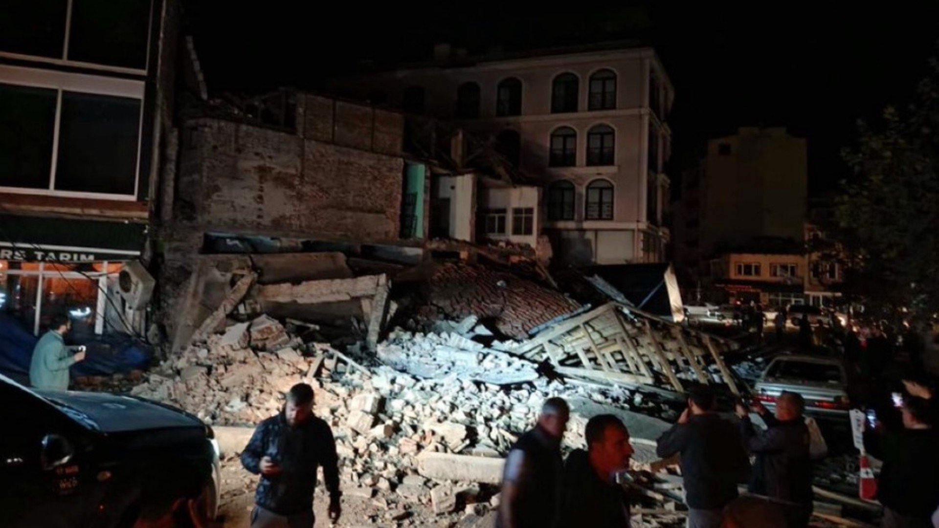 Αγωνία στην Τουρκία: Ξενύχτι φόβου μετά τον σεισμό των 6,1 Ρίχτερ - 22 τραυματίες