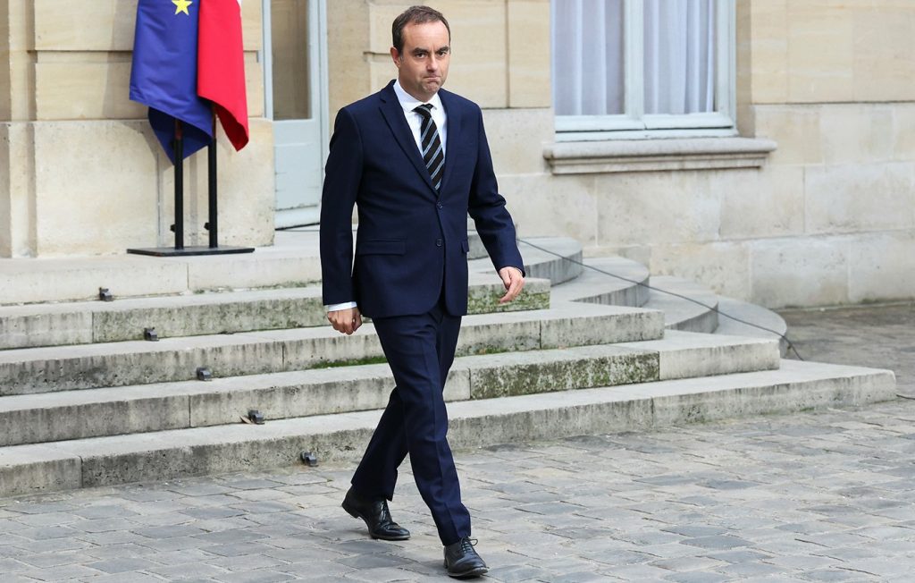 Η γαλλική Εθνοσυνέλευση απέρριψε την πρόταση μομφής κατά της κυβέρνησης Λεκορνί