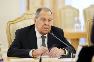 Λαβρόφ για κατάπαυση του πυρός στην Ουκρανία: Ζελένσκι και Δύση θέλουν να κερδίσουν χρόνο