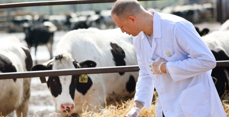 epikindyni-i-chrisi-mi-egkekrimenon-emvolion-gia-ti-diatrofiki-asfaleia-ypostirizoun-tesseris-panepistimiakoi-tou-apth-133943