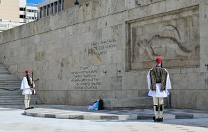 Εντείνεται η κόντρα για τον Άγνωστο Στρατιώτη: Στη δικαιοσύνη προσφεύγει ο Δούκας – Η απάντηση του υπουργείου Εθνικής Άμυνας