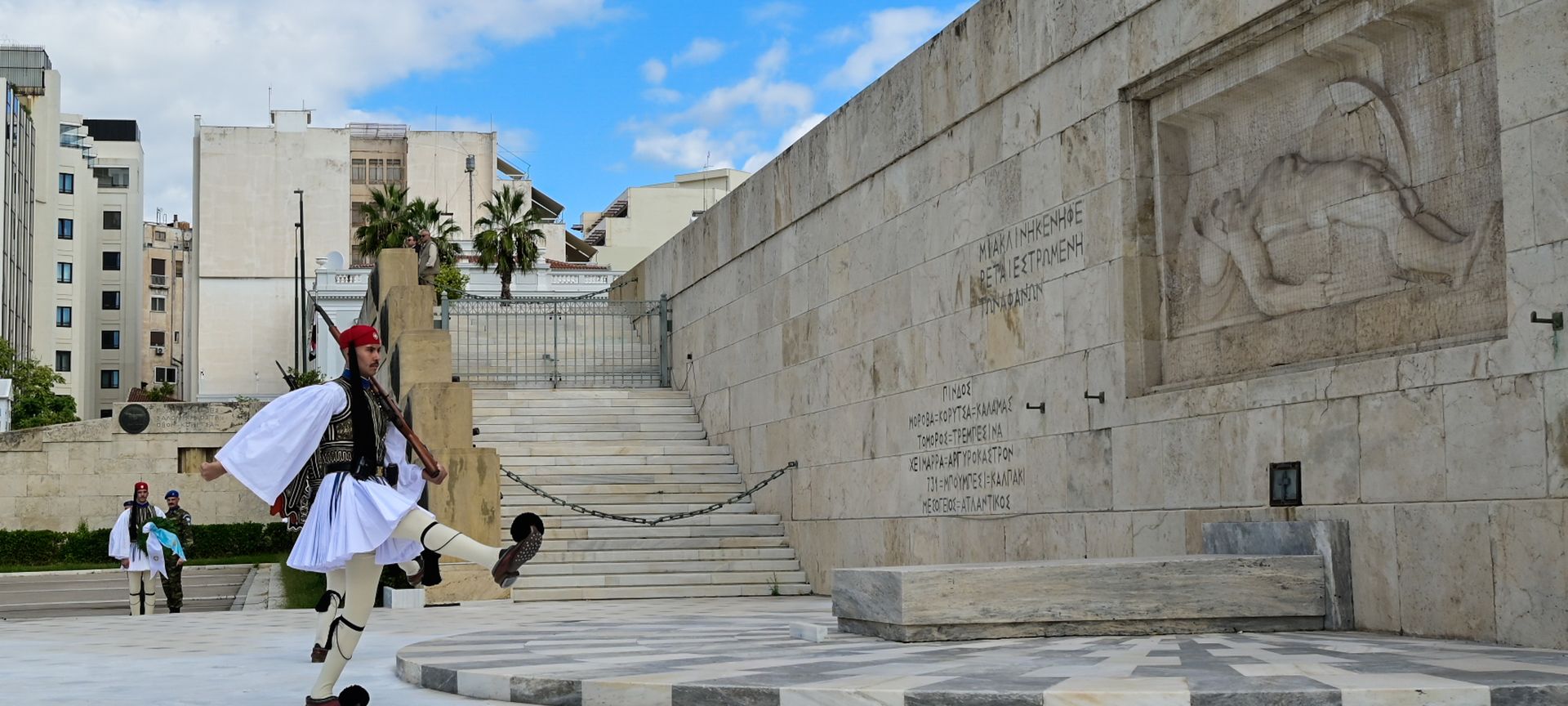 Τροπολογία για Άγνωστο Στρατιώτη: Προβλέπει φυλάκιση - Τι θα γίνει με τα ονόματα των θυμάτων στα Τέμπη