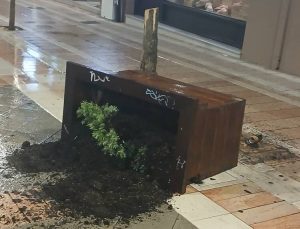 Αγρίνιο: «Ξέσπασμα» καταστροφής – Ο πεζόδρομος της Παπαστράτου έγινε πεδίο μάχης