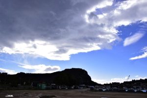 Καιρός: Πού αναμένονται νεφώσεις με βροχές και καταιγίδες