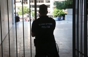 Γυναίκα αστυνομικός καταγγέλλει συνάδελφό της για άγριο ξυλοδαρμό – «Με χτυπούσε μπροστά σε όλους»