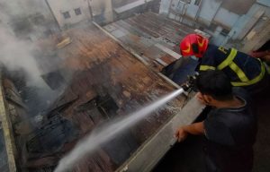 Φρίκη στο Μπανγκλαντές: Τουλάχιστον 16 νεκροί από φωτιά σε βιοτεχνία ενδυμάτων