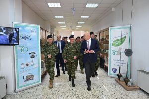 Στο εργοστάσιο παραγωγής drones ο Νίκος Δένδιας