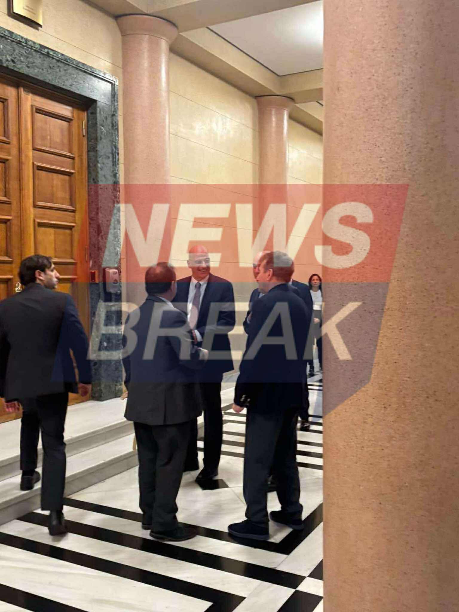 Εμφανίστηκε στην Βουλή ο Δένδιας